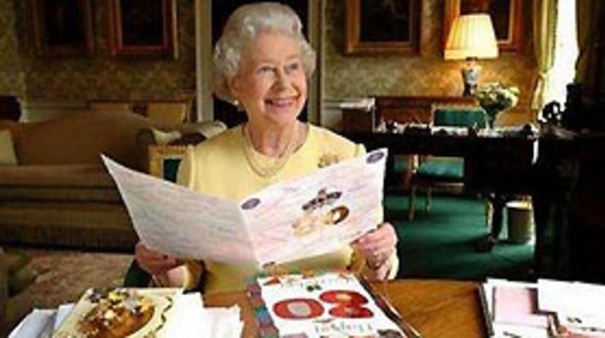 Krali&ccedil;e Elizabeth' e 20 bin doğum g&uuml;n&uuml; kartı