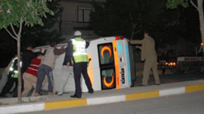Otomobille &ccedil;arpışan ambulans devrildi