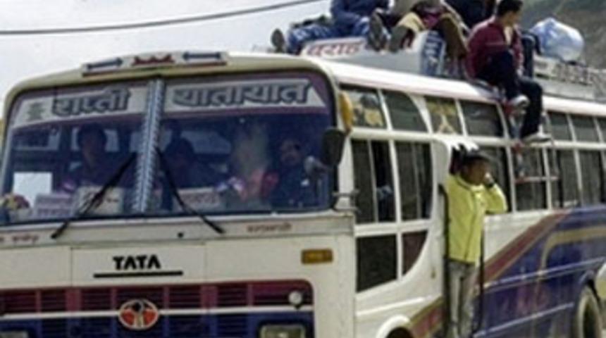 Nepal'de otob&uuml;s u&ccedil;uruma yuvarlandı: 40 &ouml;l&uuml;