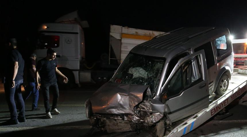 Muş'ta hafif ticari araçla otomobilin çarpışması sonucu 8 kişi yaralandı