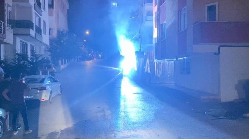 Elektrik panosu patladı, çıkan kıvılcımlar sokağı böyle aydınlattı