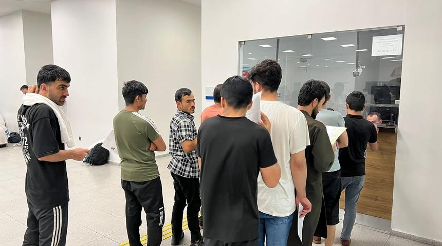 Kocaeli'de 46 düzensiz göçmen sınır dışı edildi