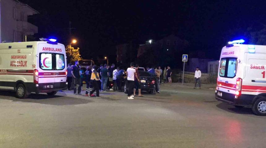 D&uuml;ğ&uuml;n konvoyunun &ouml;n&uuml;n&uuml;n kesildiği iddiasıyla kavga &ccedil;ıktı