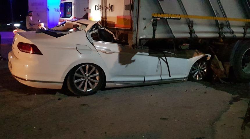 Bursa'da tıra arkadan çarpan otomobilin sürücüsü öldü