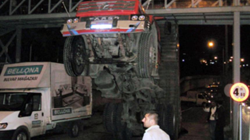 Samsun'da damperli kamyon &uuml;st ge&ccedil;ide takıldı