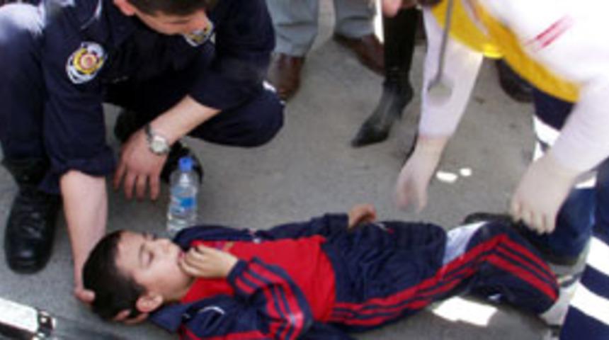 Okulun kapısı &uuml;zerine d&uuml;şt&uuml;