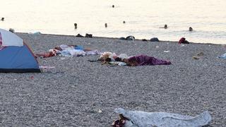 Vatandaşlar sıcaktan bunalınca... Konyaaltı Sahili'nde şaşırtan manzara! Tatil gibi geldi