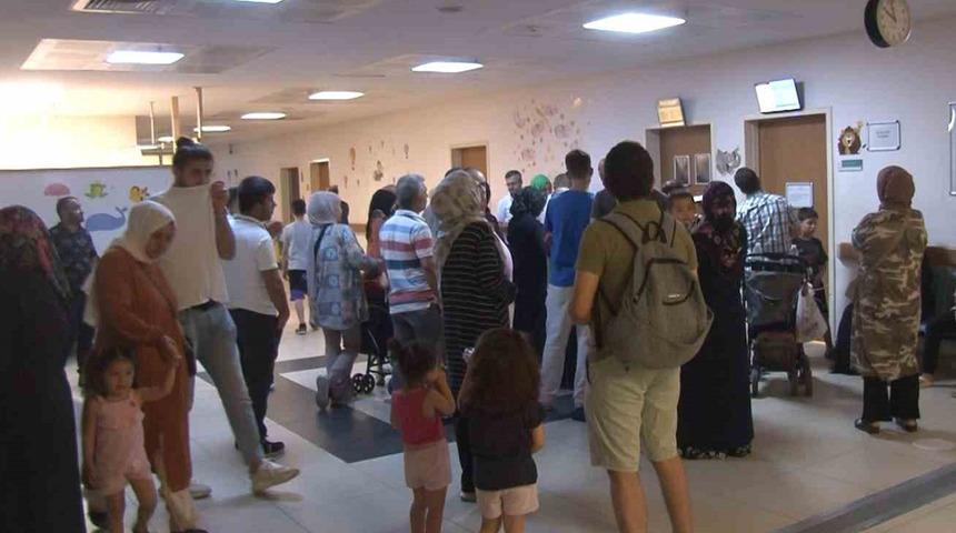 Kur'an kursunda dağıtılan yemeği yiyince hastanelik oldular! Onlarca aile çocuklarıyla hastaneye koştu: 'Yatış yapanlar, durumu acil olanlar var'