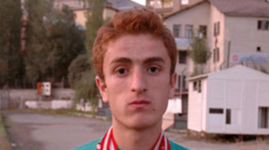 Gen&ccedil; atlet okumak i&ccedil;in yardım bekliyor