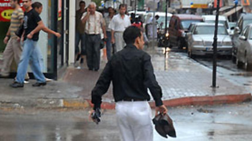 Yurdun batı kesimleri sağanak yağışlı