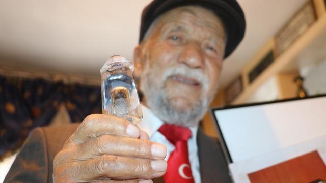Böyle aşk görülmedi! Cam biblonun içerisinde yıllardır saklıyor