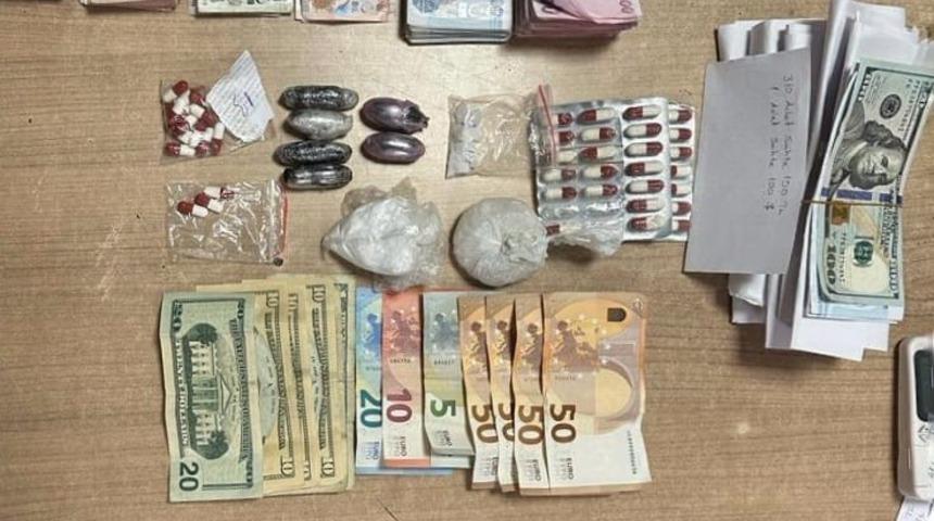 Fatih’te uyuşturucu ticareti polise takıldı: Oyuncak ayıdan para ve uyuşturucu çıktı