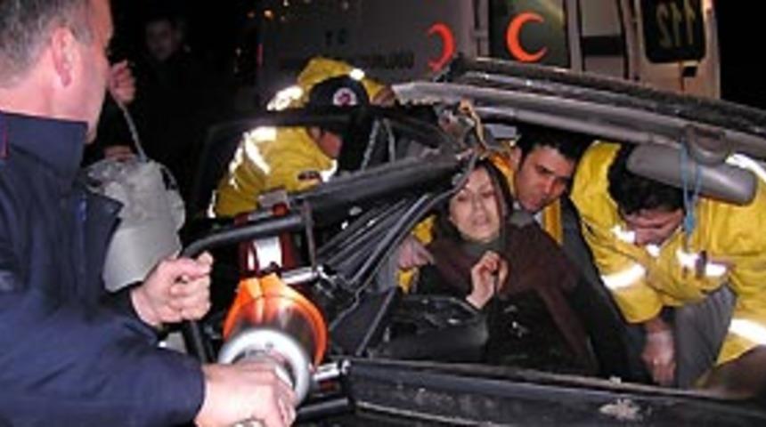 Aracın i&ccedil;inde sıkışan annesine ağladı