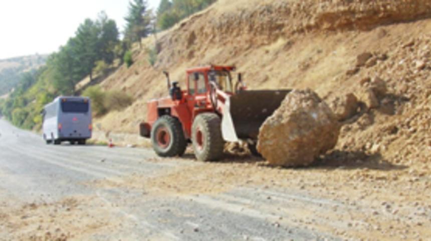 &Ccedil;elik'in yoluna kayalar &ccedil;ıktı