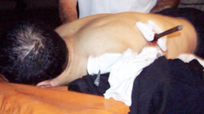 Park yapılmaz levhası v&uuml;cuduna saplandı