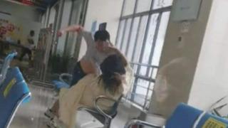 Kan dondurdu! Boşanma davasından dakikalar önce eşine herkesin gözü önünde saldırdı