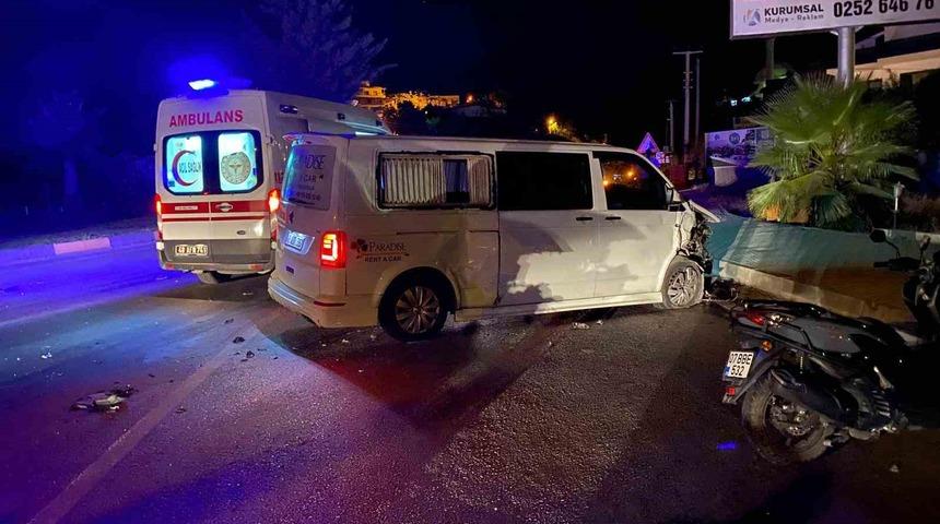 Fethiye’de minibüs İle kamyonet çarpıştı: 2 yaralı