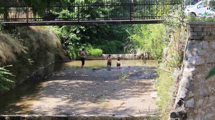 Sıcaktan bunalan çocuklar derede serinledi