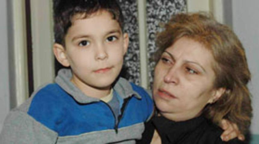 Alevler arasından torununu kurtardı