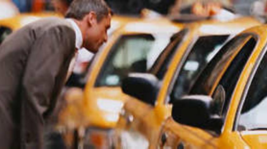 Taksici kadın m&uuml;şterisini şişledi