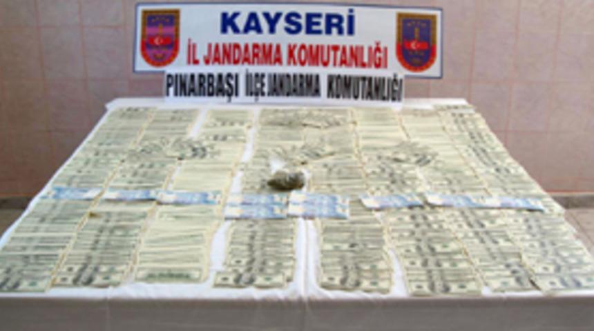 Kayseri'de bir &ccedil;uval sahte dolar yakalandı