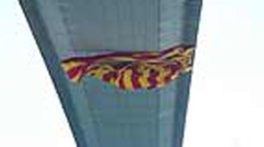 K&ouml;pr&uuml;deki bayrak kavgası s&uuml;r&uuml;yor