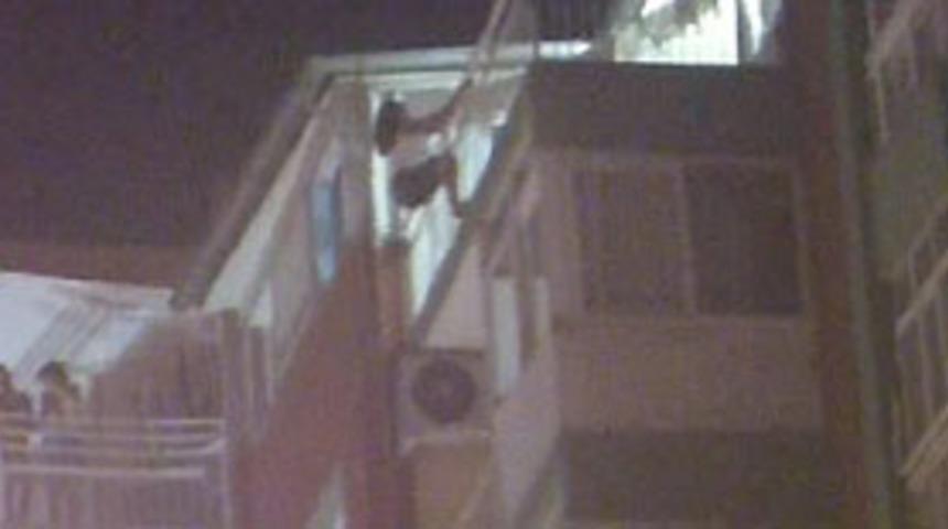 Bunalıma giren kadın, balkondan atladı