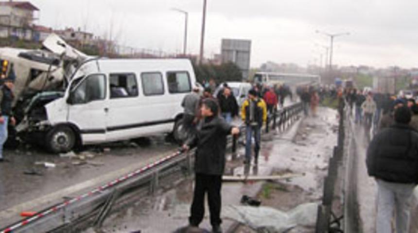 Servis min&uuml;b&uuml;s&uuml; kamyona &ccedil;arptı: 1 &ouml;l&uuml;