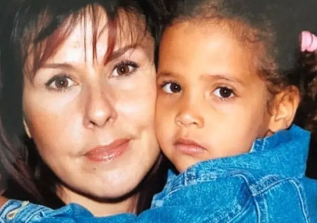 &Uuml;nl&uuml; şarkıcı Nil&uuml;fer 4 aylıkken evlat edinmişti! Nil&uuml;fer'in kızı Ayşe Nazlı b&uuml;y&uuml;d&uuml; kocaman oldu