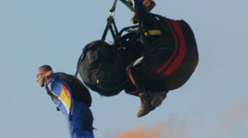 T&uuml;rk paraş&uuml;t&ccedil;&uuml;ler Tahran'da