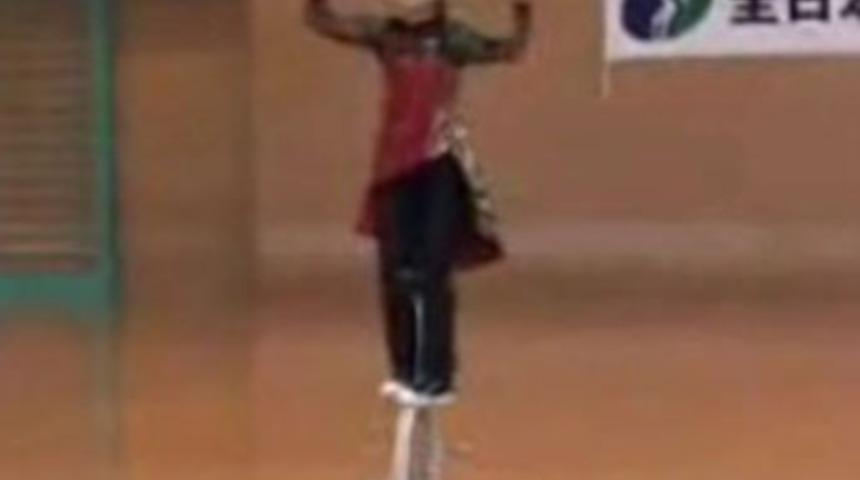 Sirk cambazı &Ccedil;inli kızın inanılmaz g&ouml;sterisi