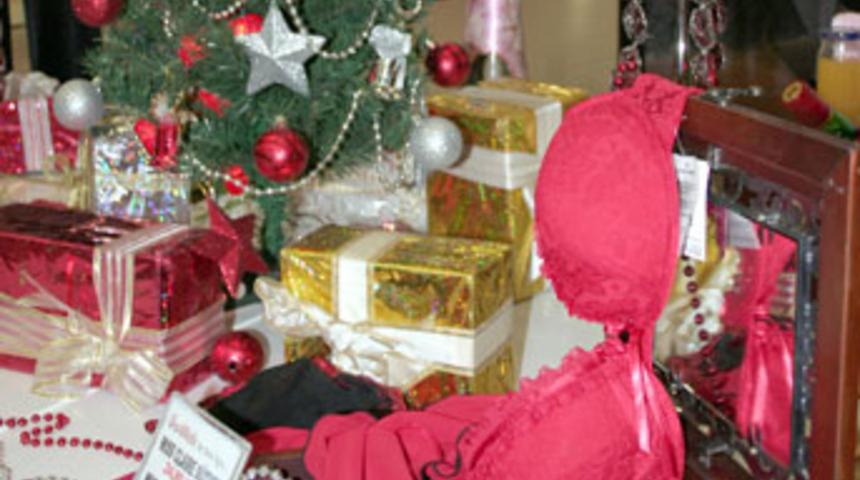 G&ouml;zde hediye kırmızı i&ccedil; &ccedil;amaşır