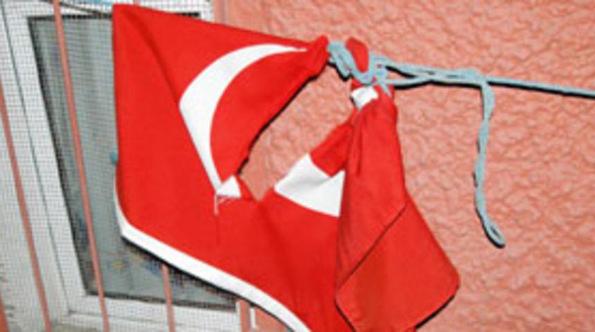&Ccedil;orlu'da T&uuml;rk bayrağına &ccedil;irkin saldırı