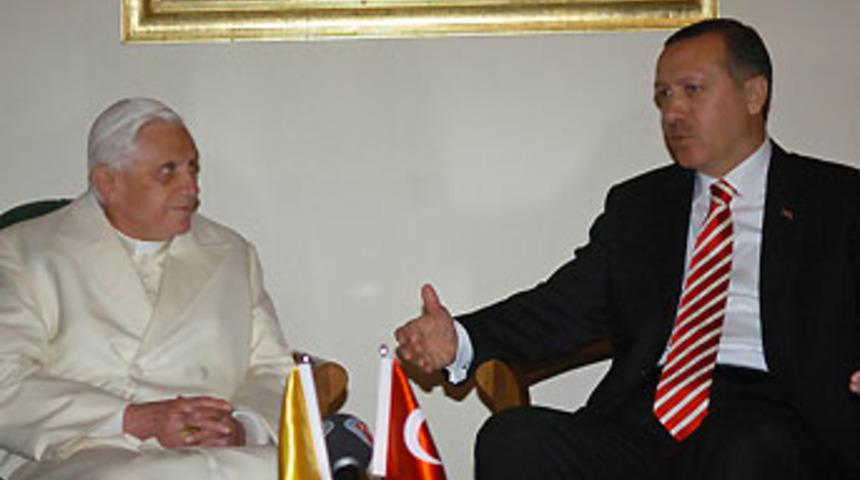 "Papa'nın ziyareti hem zamanlı hem de &ouml;nemli"