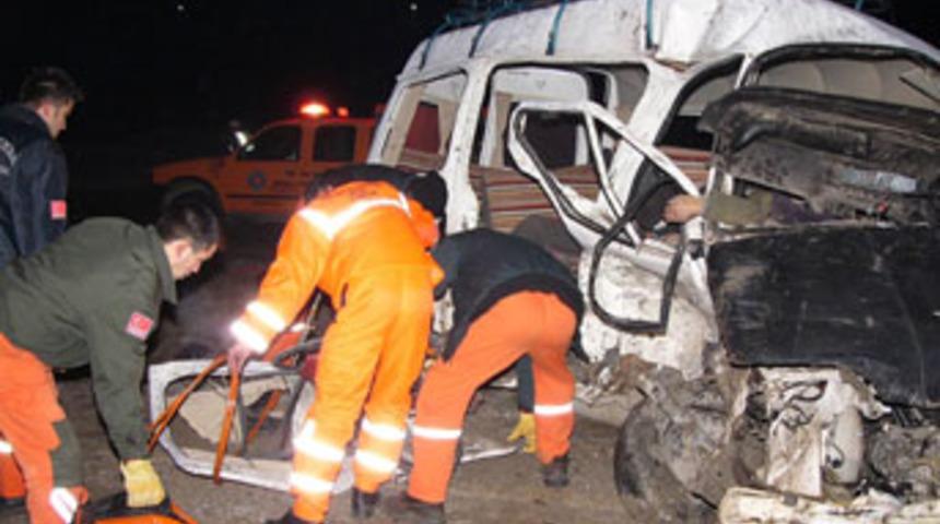 Buzlu yol facia getirdi: 9 &ouml;l&uuml;, 7 yaralı