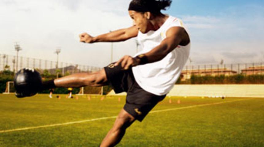 Yılın Futbolcusu &ouml;d&uuml;l&uuml;nde favori isim Ronaldinho