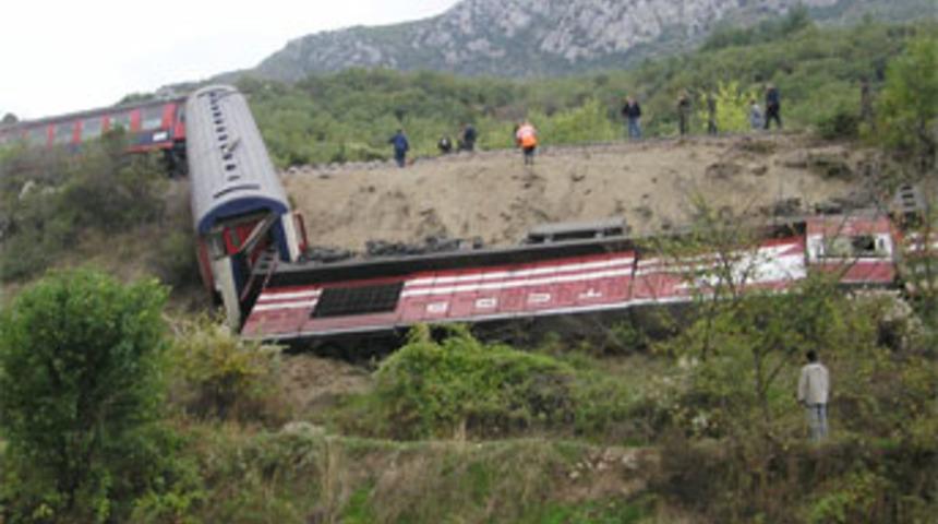 Hindistan'da bir tren raydan &ccedil;ıktı: 40 yaralı