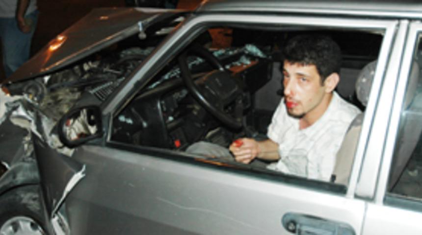 Alkoll&uuml; s&uuml;r&uuml;c&uuml; polis aracına &ccedil;arptı