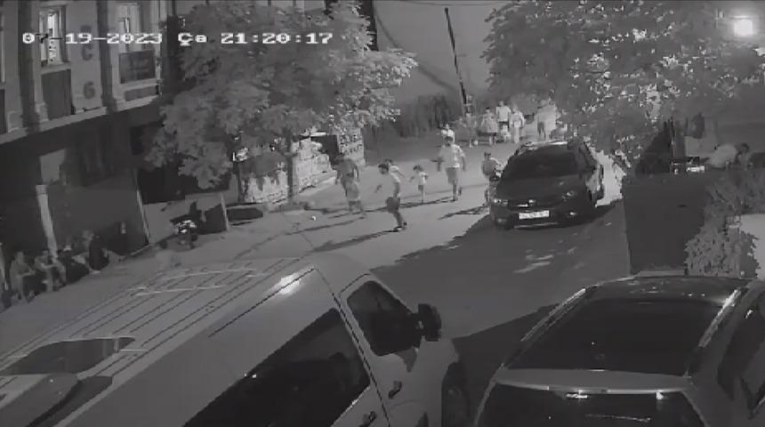 Çocukların kavgasına büyükler karıştı: Ortalık savaş alanına döndü!