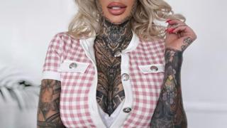 Rekor üzerine rekor! Onu kimse durduramıyor... İngiltere’nin en dövmeli kadını yeni mürekkebini gösterdi