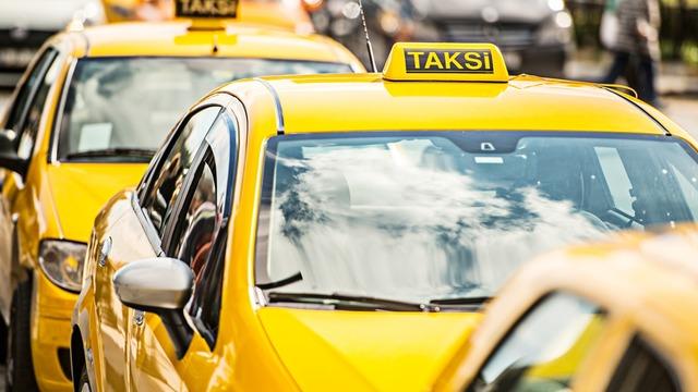 10 olsa 20, 20 olsa 50 TL istiyorlar! İstanbul’un ‘sarı’ kâbusu: Taksiciler yine zammı beğenmedi, Pazartesi İBB’ye gidiyorlar