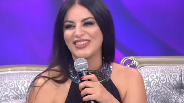 Şarkıcı Zara'nın sahnede üzerine öyle bir şey geldi ki! Hemen müdahale ettiler