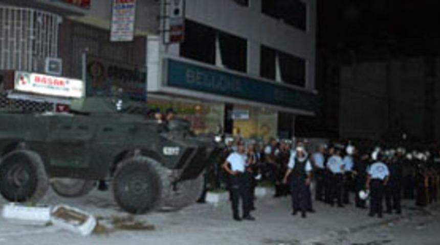 &Ccedil;evik kuvvet panzerine taşlı saldırı