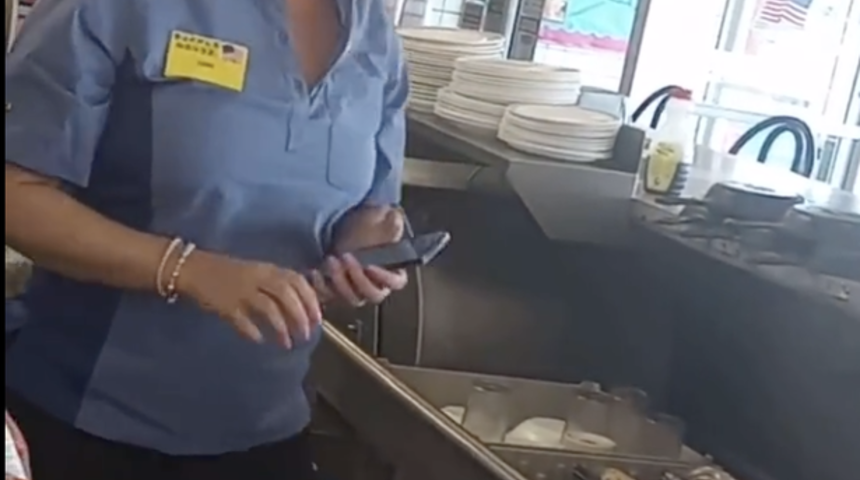 Bir gören bir daha baktı! Kimse nedenine anlam veremedi... Pop şarkıcısı Lana Del Rey, waffle dükkanında çalışırken görüntülendi