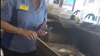 Bir gören bir daha baktı! Kimse nedenine anlam veremedi... Pop şarkıcısı Lana Del Rey, waffle dükkanında çalışırken görüntülendi