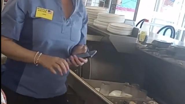 Bir gören bir daha baktı! Kimse nedenine anlam veremedi... Pop şarkıcısı Lana Del Rey, waffle dükkanında çalışırken görüntülendi