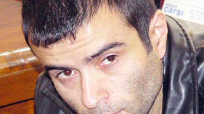 &Ouml;fkeli koca, karısını adliye &ouml;n&uuml;nde bı&ccedil;akladı