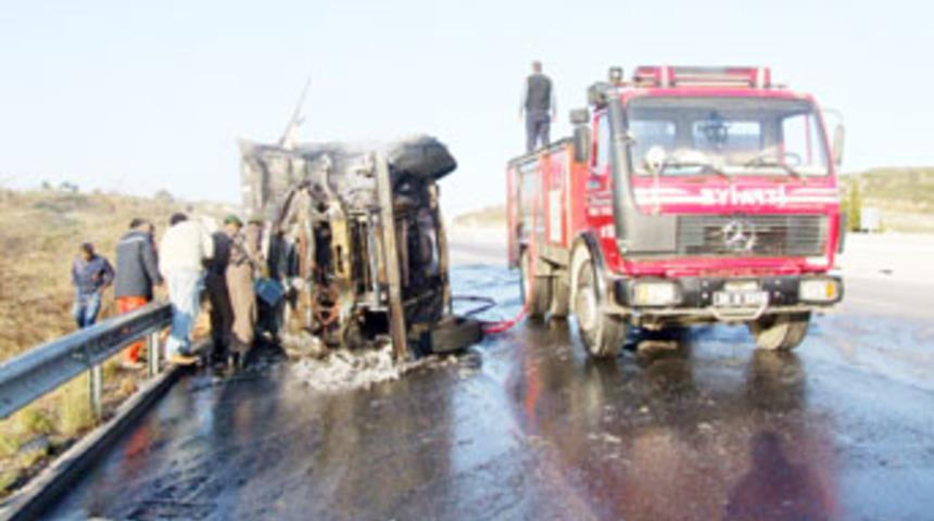 Freni boşalan kamyon kaza yaptı: 3 &ouml;l&uuml;