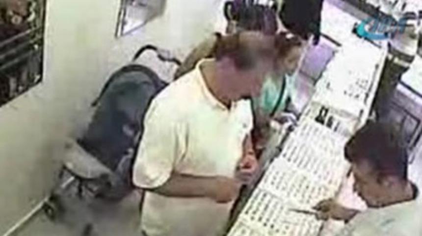 K&uuml;&ccedil;&uuml;k hırsız kız 13 bin YTL'lik altınla ka&ccedil;tı