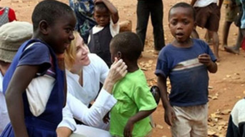 Evlat edinen Madonna'ya eleştiri